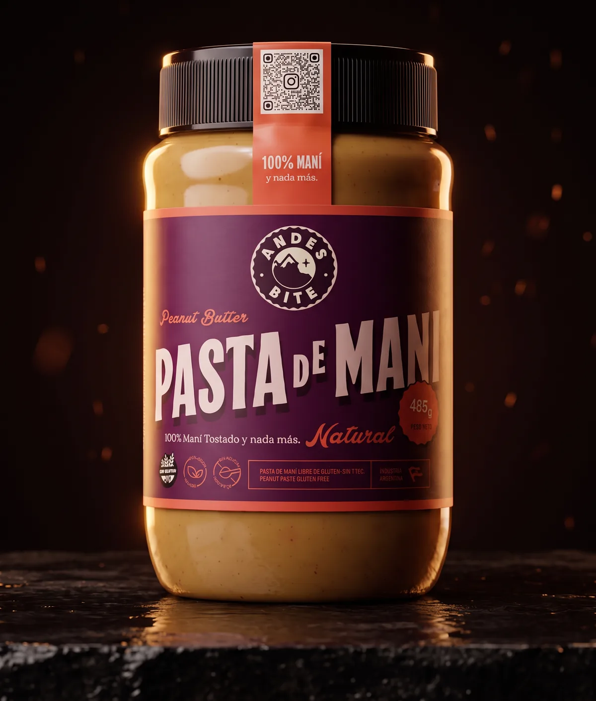 Pote de Andes Bite Pasta de Maní Natural 485 g, etiqueta berry, sobre fondo oscuro con brasas: imagen de un posteo de @andes.bite